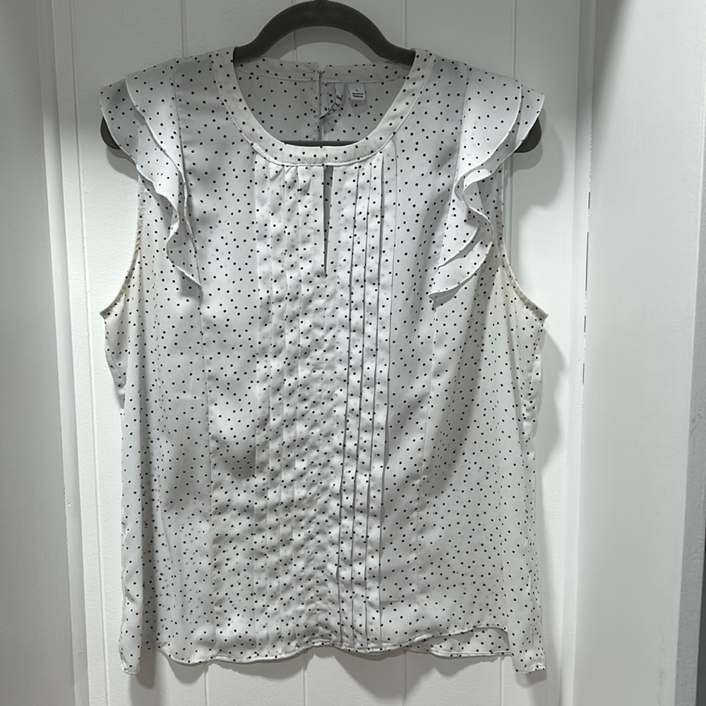 Elle flutter sleeve and pleats top